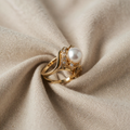 Elegant ring med perle og gull