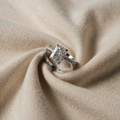Elegant forlovelsesring med zirkon