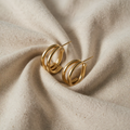 Elina – gullfarget mini-ring med struktur.