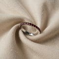 Sølvfarget ruby pavé-ring