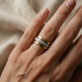 Tofarget gyllen kubisk zirkonia-ring