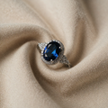 Midnatt stor safir oval ring