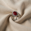 Klassisk rubin halo-ring | hvitt gull