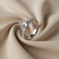 Minimalistisk ring i hvitt gull med innfattet zirkonia