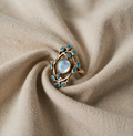 Blå ring med vintagekrystaller og opal