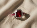 Ring med laboratoriedyrket rubin
