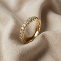 Gullring med diamantinnfatning