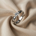 Ring i hvitt gull med minimalistisk zirkonia
