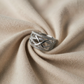 Infinity-ring i hvitt gull med zirkonia