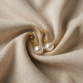 Elegante lyse gullfargede perleøredobber