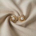 Elegante lyse spiralformede perleøredobber