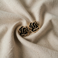 Elegante svarte lotusøreringer