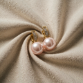 Lyserosa perle baguette huggie-øredobber