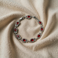Sølvfarget ruby blomsterarmbånd feito
