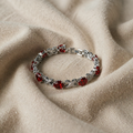 Sølvfarget ruby armbånd feito