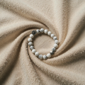 Armbånd med naturlige edelstener og vedheng med fotavtrykk og hjerte – håndlaget design