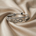 Armbåndsett med rhinsteiner i hvitt gull og infinity-design